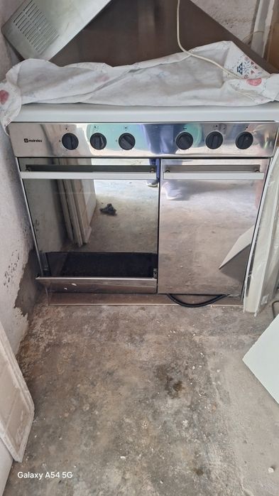 Vendo fogão a gás em bom estado, tem forno, estufa,5 bicos ,1 dos quais é rápido e tem espaço para a bilha do gaz