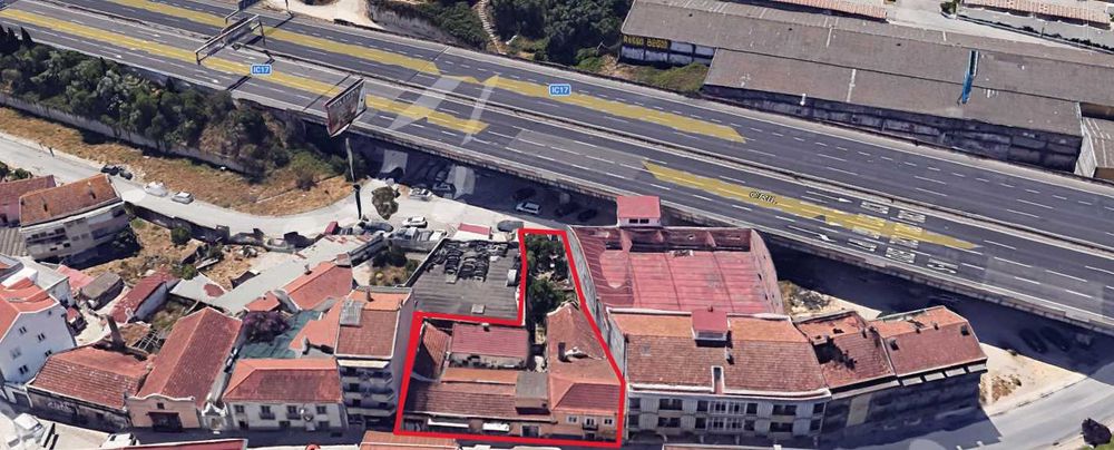 Vila com 5 casas de habitação e 4 lojas comerciais localizada na rua principal de Camarate