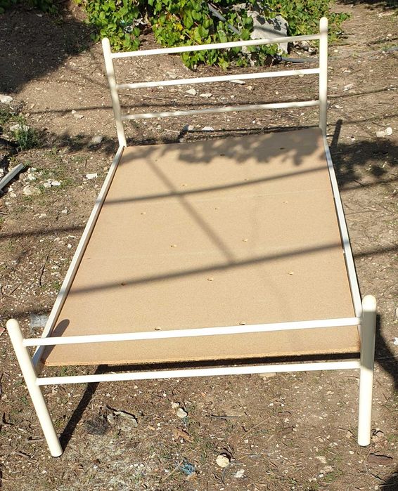 Cama de solteio com estrado e colchão