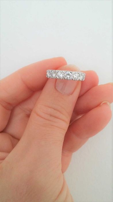 Anel em ouro  18 Quilates com 6 diamantes.