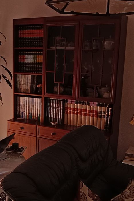 Móvel loiceiro em madeira cor nogueira