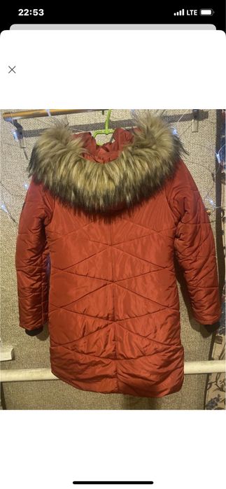 Зимнее польто с меховым капюшоном