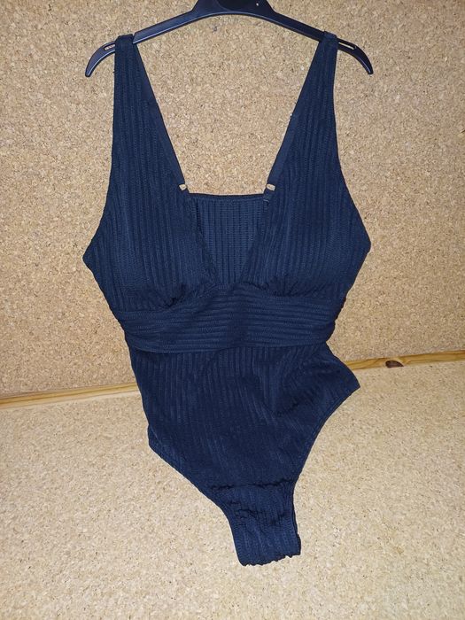 Fato de banho tamanho XL. Novo.
Preto.. 
Veste muito bem.