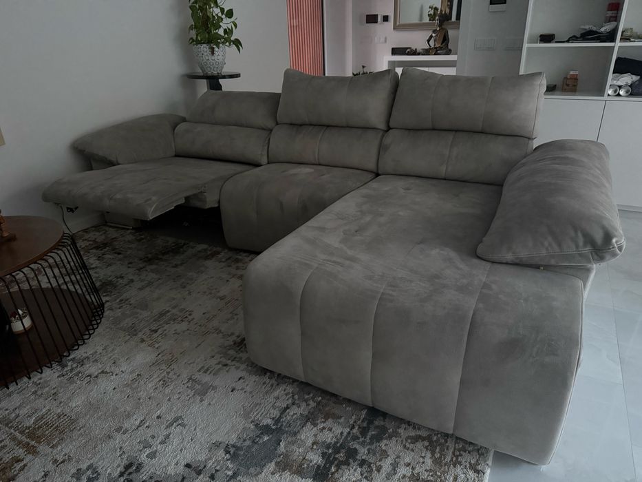 Sofá com chaise longue fixa e elétrica