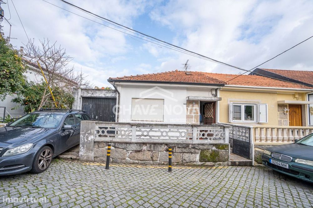 Moradia T1 com garagem box e logradouro e quintal no centro de Gaia
