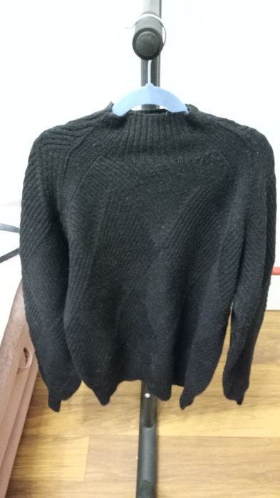 Czarny sweter damski