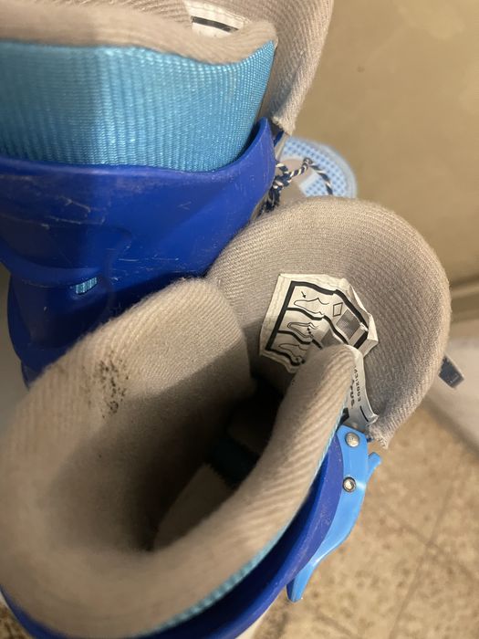 Dois pares de patins em linha de criança