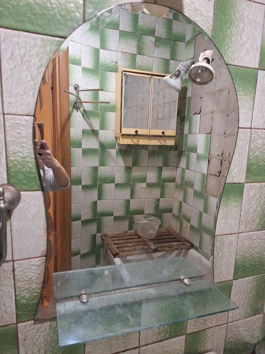 Дзеркало з поличкою