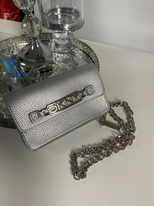 Torebka DKNY kopertówka nerka srebrna mini