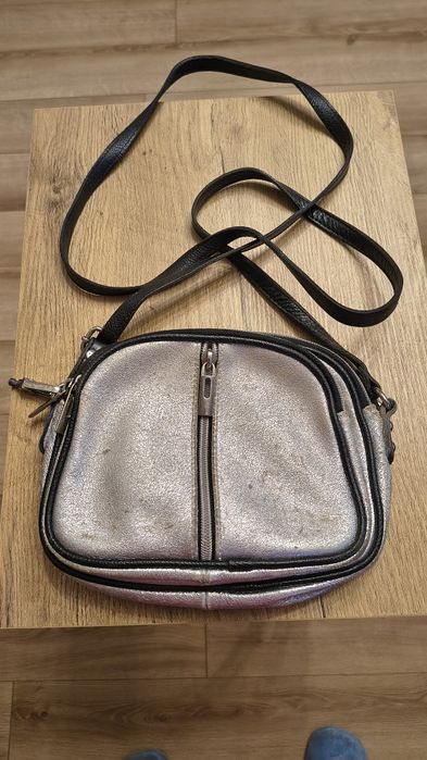 Mała pojemna torebka. Skóra.