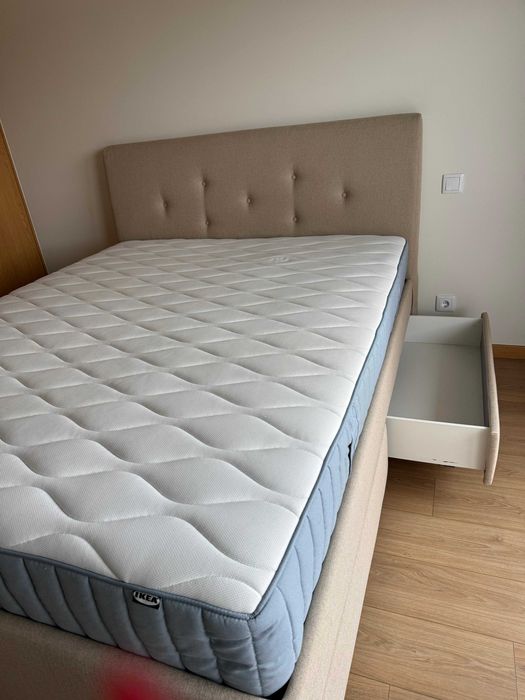 Cama de casal recente