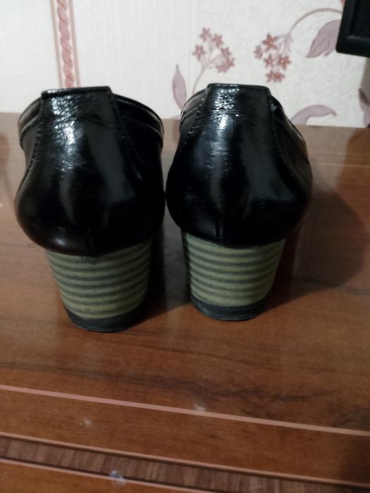 Гарні шкіряні туфлі на весну, р.39