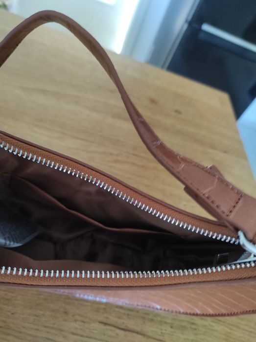 Mała torebka crossbody łódka camel na zamek