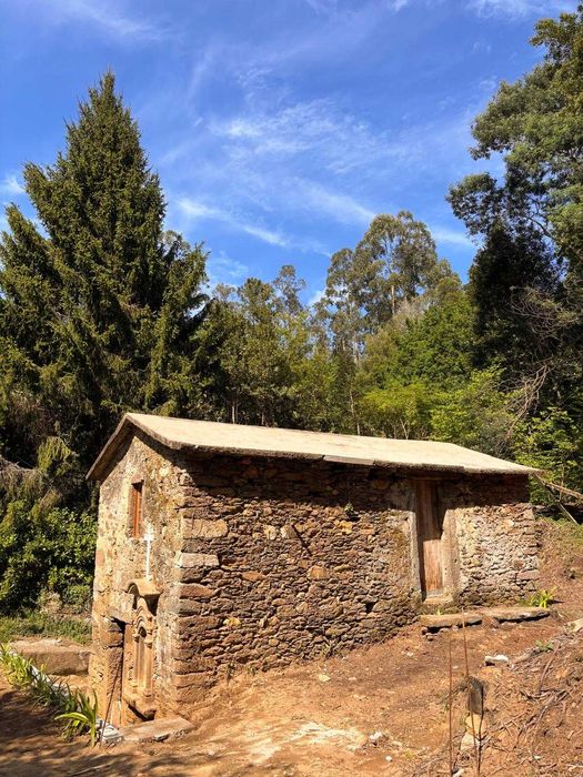 Azenha histórica com charme rústico, inserida em cenário natural único