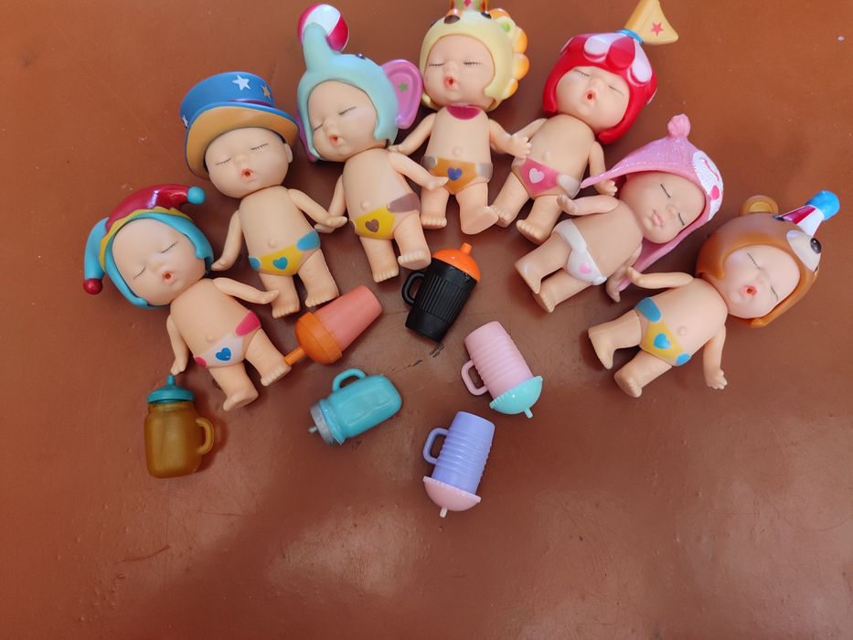 пупсики іграшки в шапочках