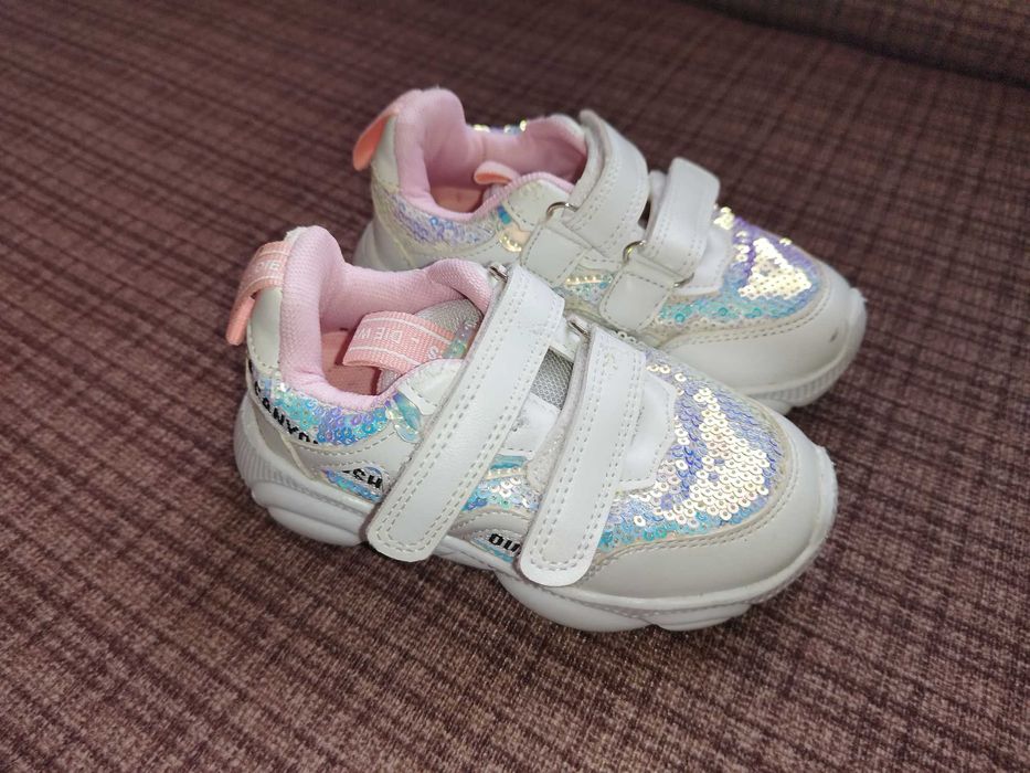 кросівки для дівчинки