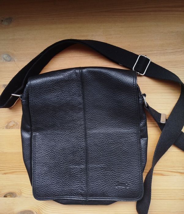 Mala tiracolo preta, em pele