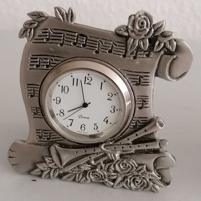 Relógios de mesa em estanho trabalhado