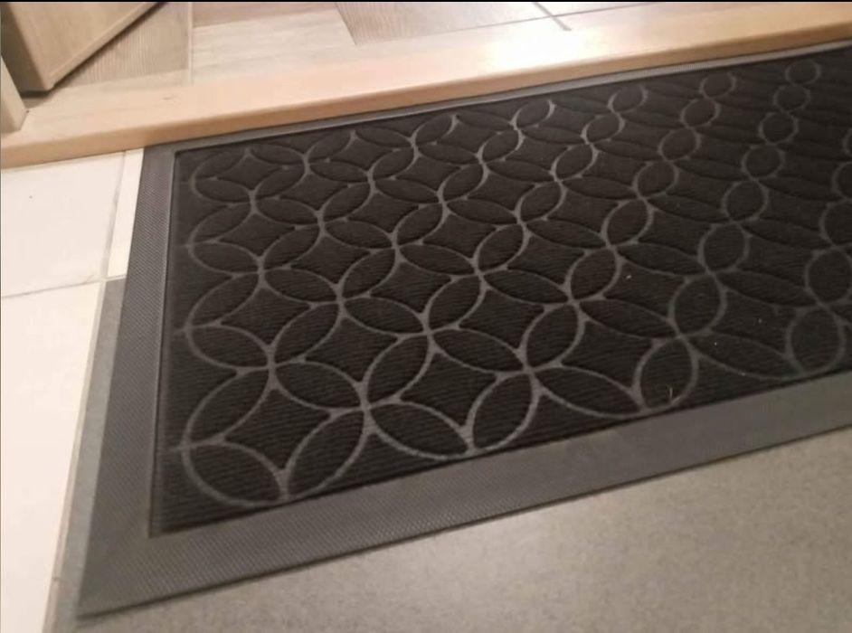 Nowa czarna gumowa wycieraczka domowa