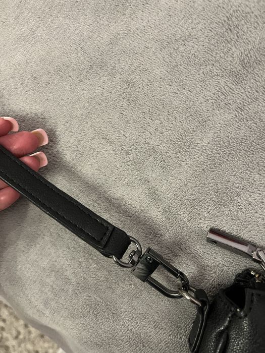 Czarna torebka guess dlugi pasek przez ramię mała zgrabna bardzo dobra