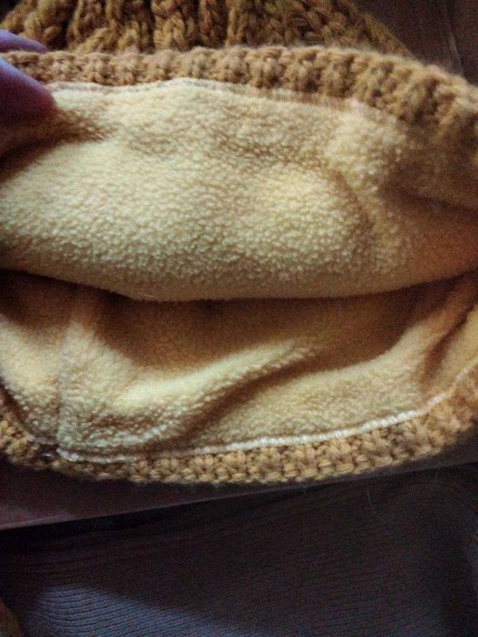 Продам комплект в ідеальному стані. Дуже м'який, шапка з підкладкою.