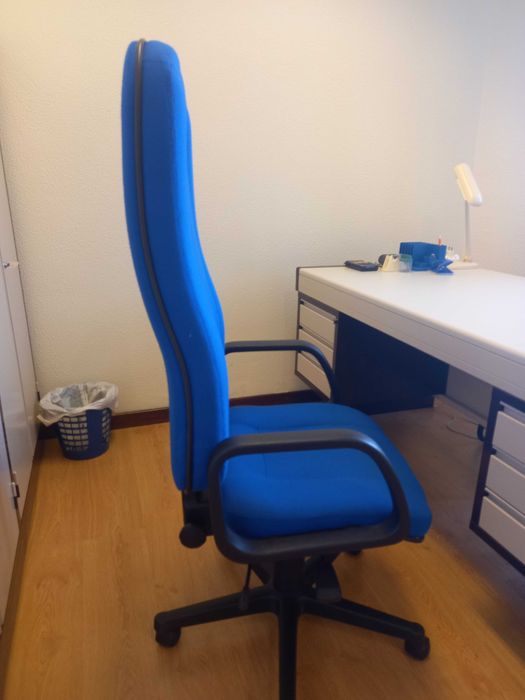 Secretária de escritório em metal com cadeiras