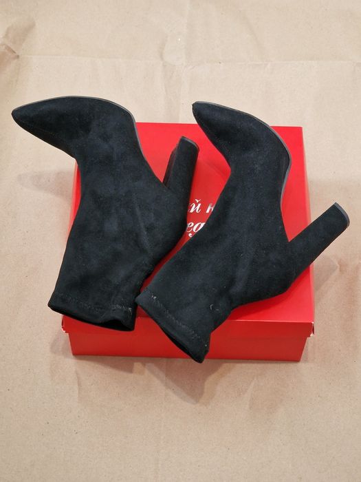 Чорні замшеві ботильйони-панчохи на високих підборах від Raffiné, 38 р