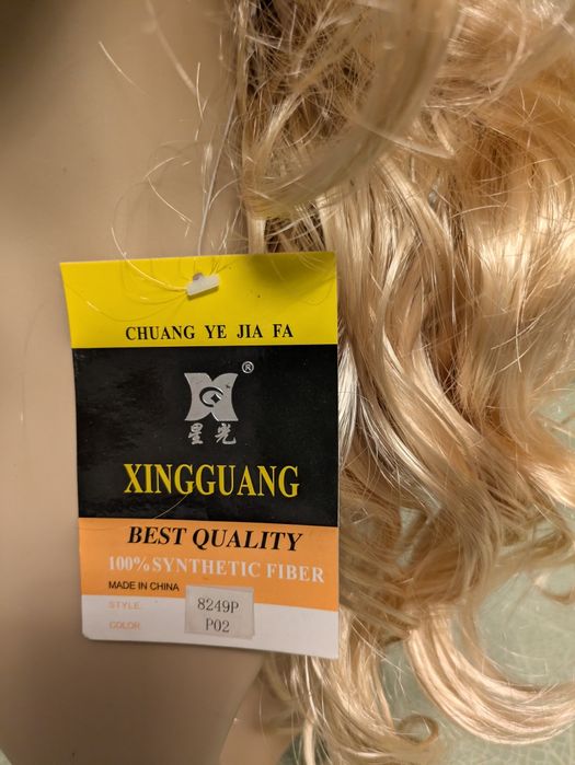 Peruka kręcona blondynka