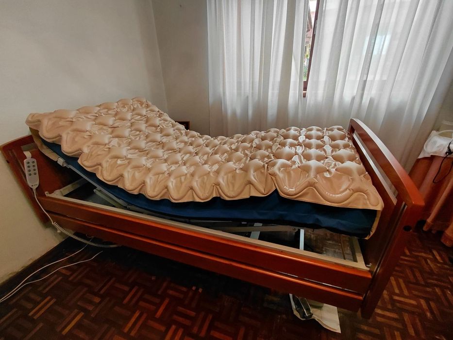 Cama articulada em madeira como nova