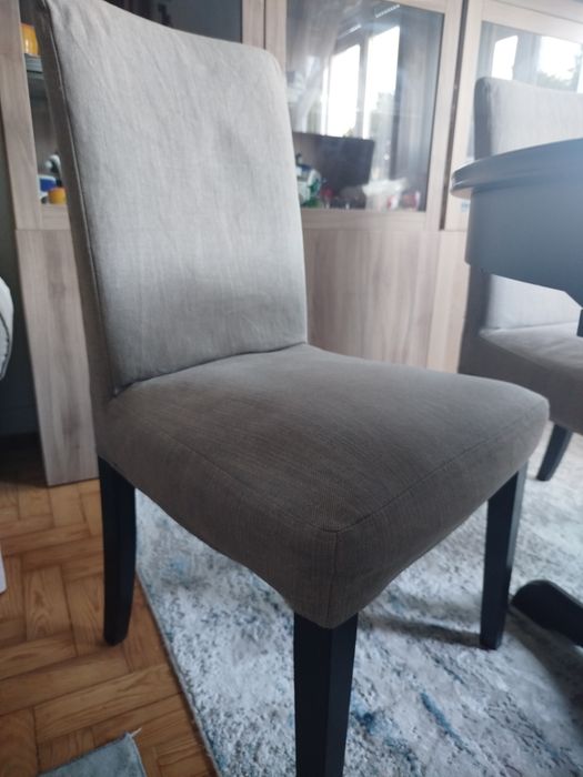 4 cadeiras do IKEA, estrutura em preto e com mais  2 cores de capas, creme e cinza escuro.