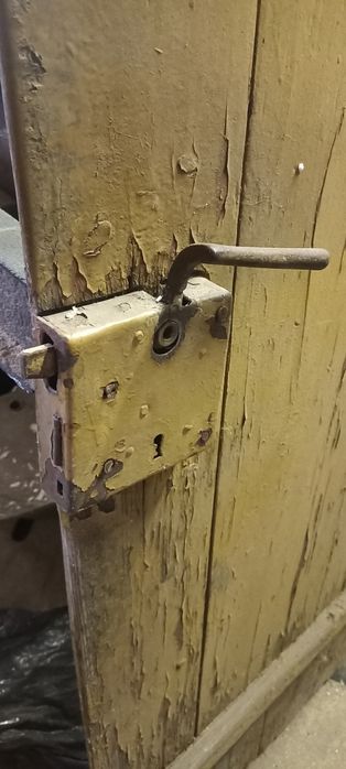 Drzwi drewniane zabytkowe . Zawiasy kute