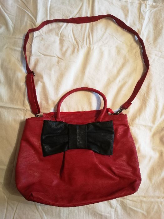 Czerwona torebka z kokardą