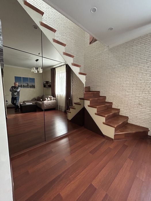 Будинок з ремонтом у Бучі.Гараж+альтанка. 6 соток