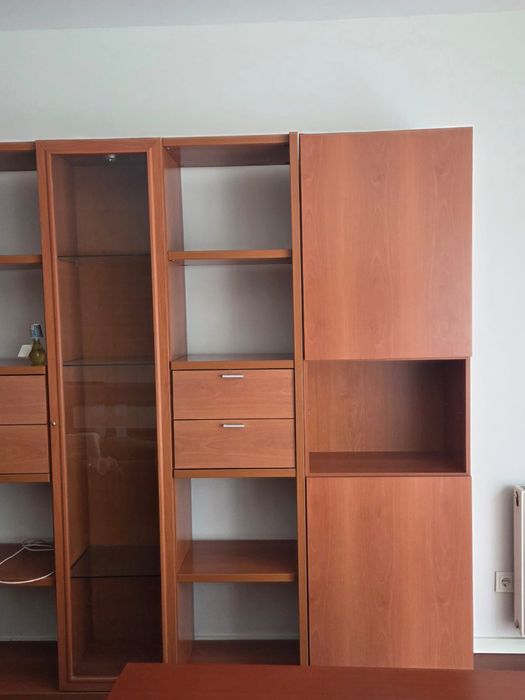 Conjunto de móvel de sala e mesa de centro em madeira
