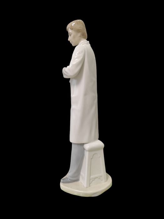 Доктор врач Фарфоровая статуэтка