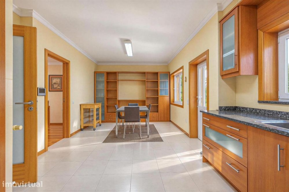Moradia T4 de três frentes com 2 suites e garagem | Lidador