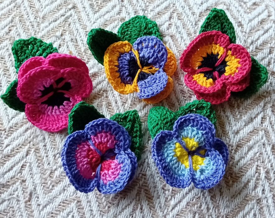 Broszka w kształcie bratka.