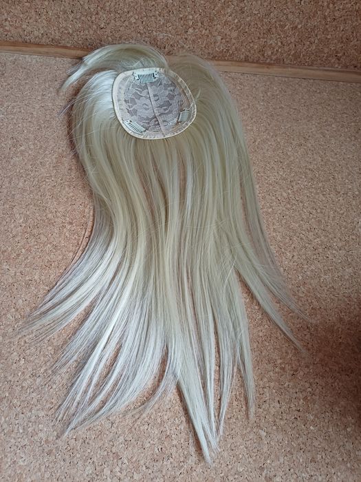 Extensão / topper de cabelo.
Cerca de 35 cm.