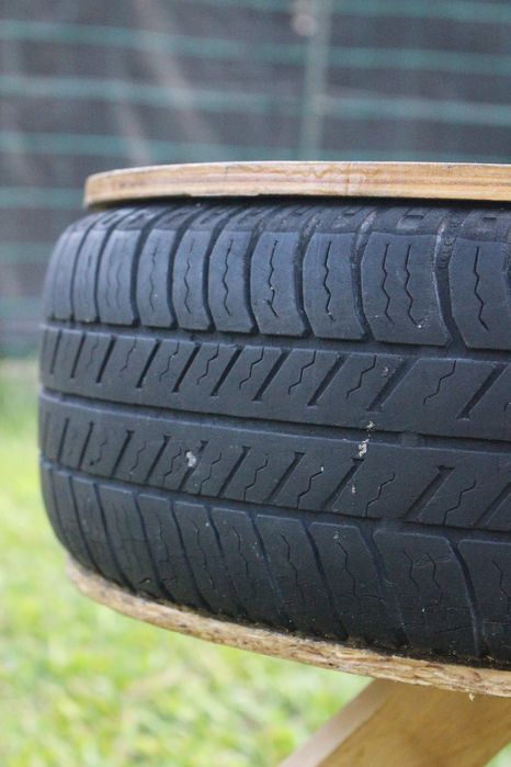 Mesa de jardim nova, feita em madeira e de forma artesanal 
Dimensões: