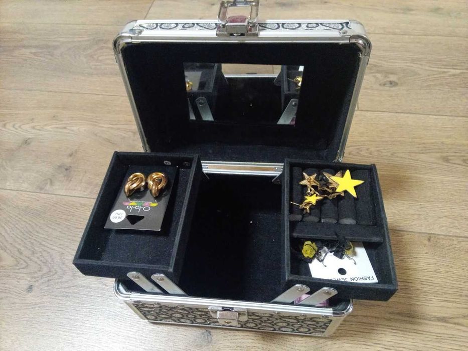 Косметичка (внутри подарки)