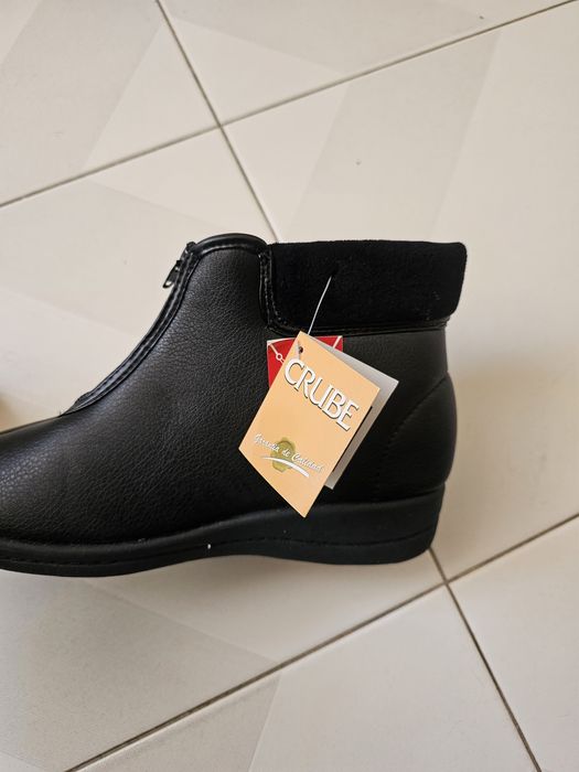 Bota de inverno preta com fecho de correr frontal da marca CRUBE