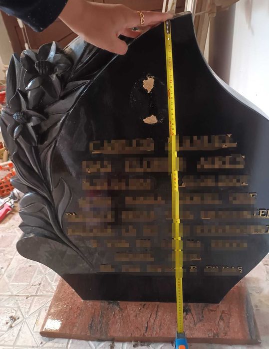 Cabeceira de campa em mármore preto raiado — com relevo floral