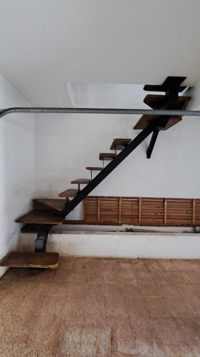 Escada metálica com estrutura em ferro