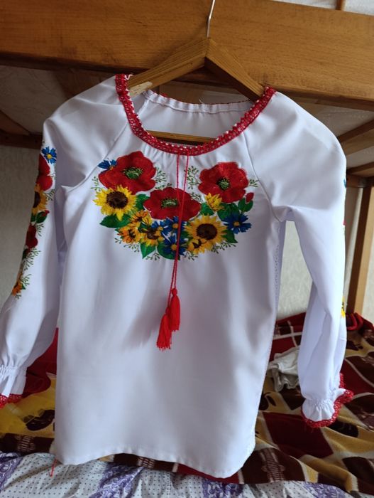 Вишиванка. Вишиваний костюм. Вишиванка і спідниця.