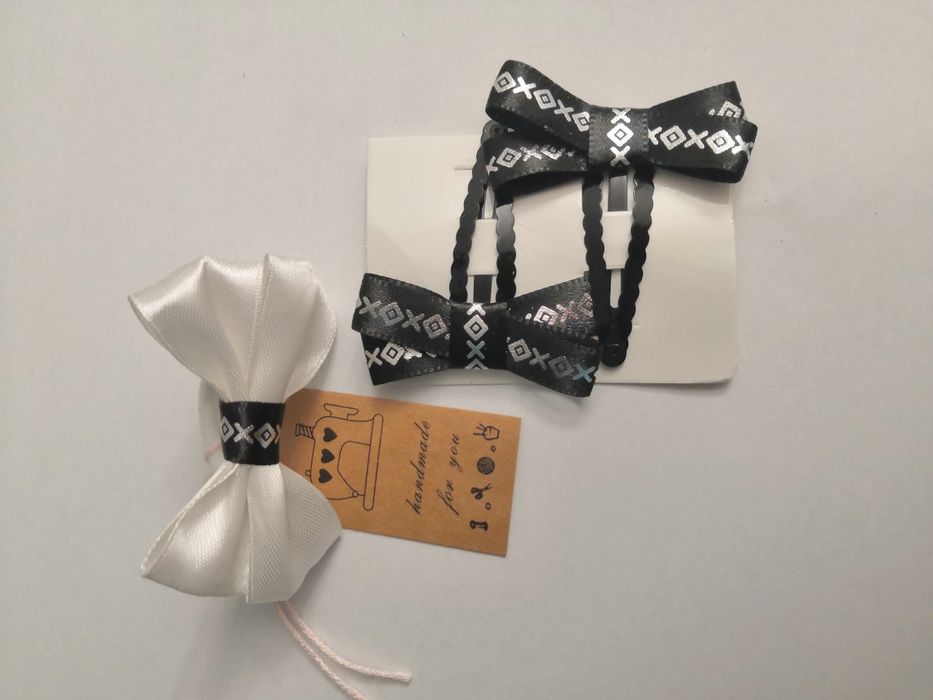 Komplet spinek i gumki do włosów dla dziewczynki.