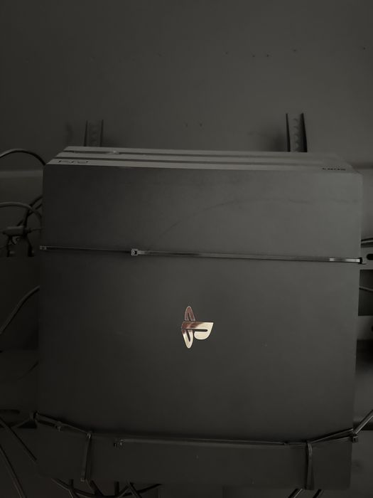 PS 4 PRO +10 игр+Камера+ VR шлем + 1 Геймпад + 2 Контроллера