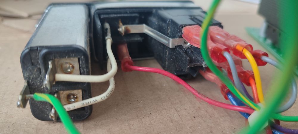 Блок живлення з мережевим фільтром,вимикачем і блоком запобіжника