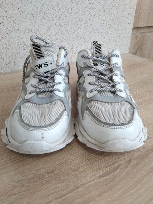 Кросівки білі ,розмір 37.