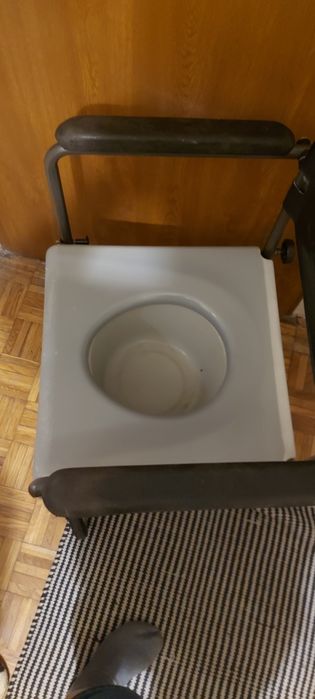 Wózek toaletowy na kółkach