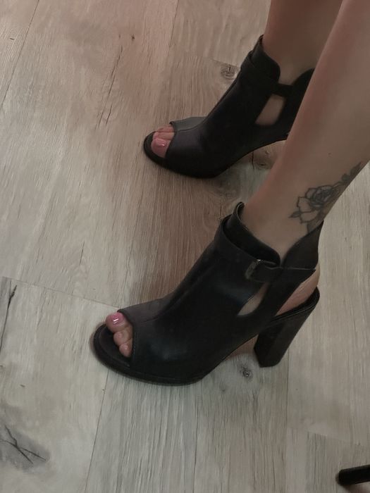 Czarne buty na słupku 38 stan dobry